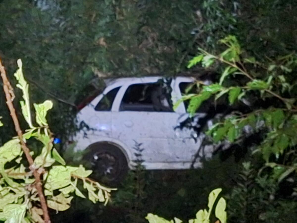 Carro capota ao sair de pista na SC-161 em Palma Sola e deixa duas pessoas feridas