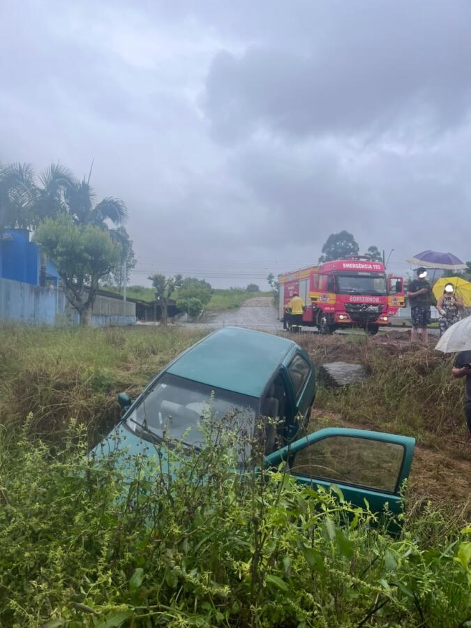 Idoso fica ferido após carro sair da pista em Cunha Porã