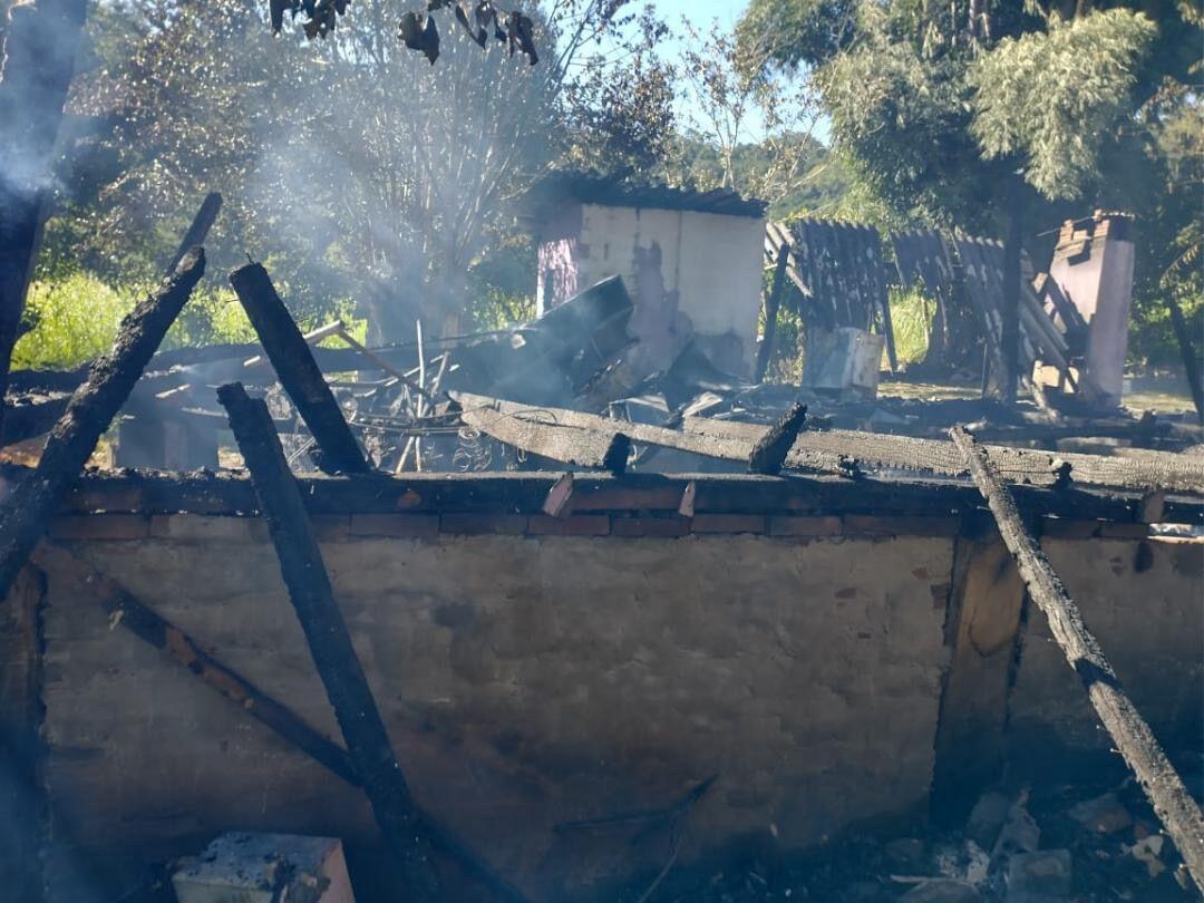 Comunidade promove vaquinha solidária para família que perdeu casa em incêndio em São João do Oeste
