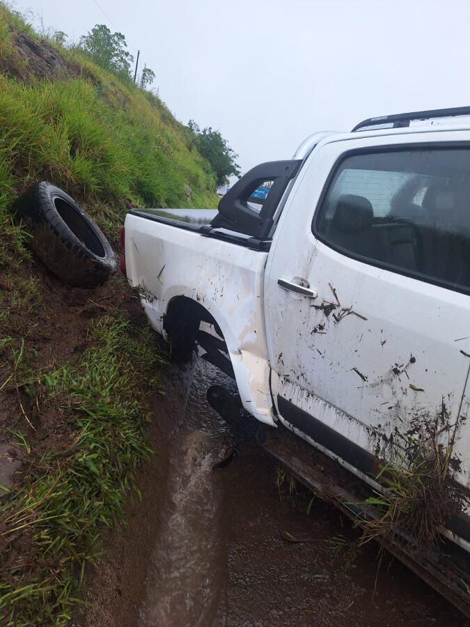 Caminhonete capota na SC-157 durante forte chuva em São Lourenço do Oeste