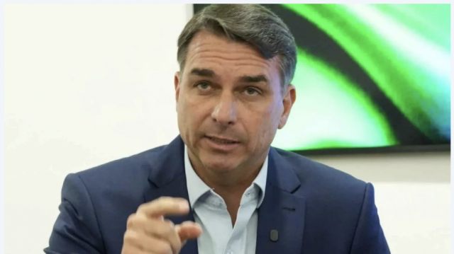 Flávio Bolsonaro anuncia pedido de cassação da chapa de Lula por abuso de poder