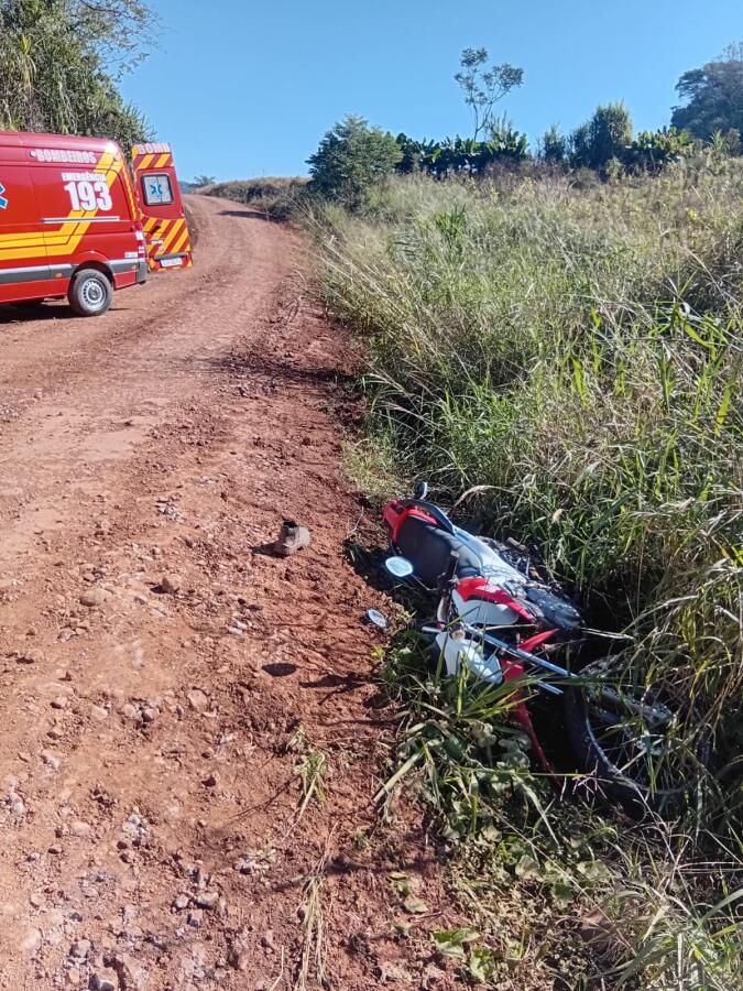 Homem fica ferido ao colidir moto com carro no interior de Iporã do Oeste