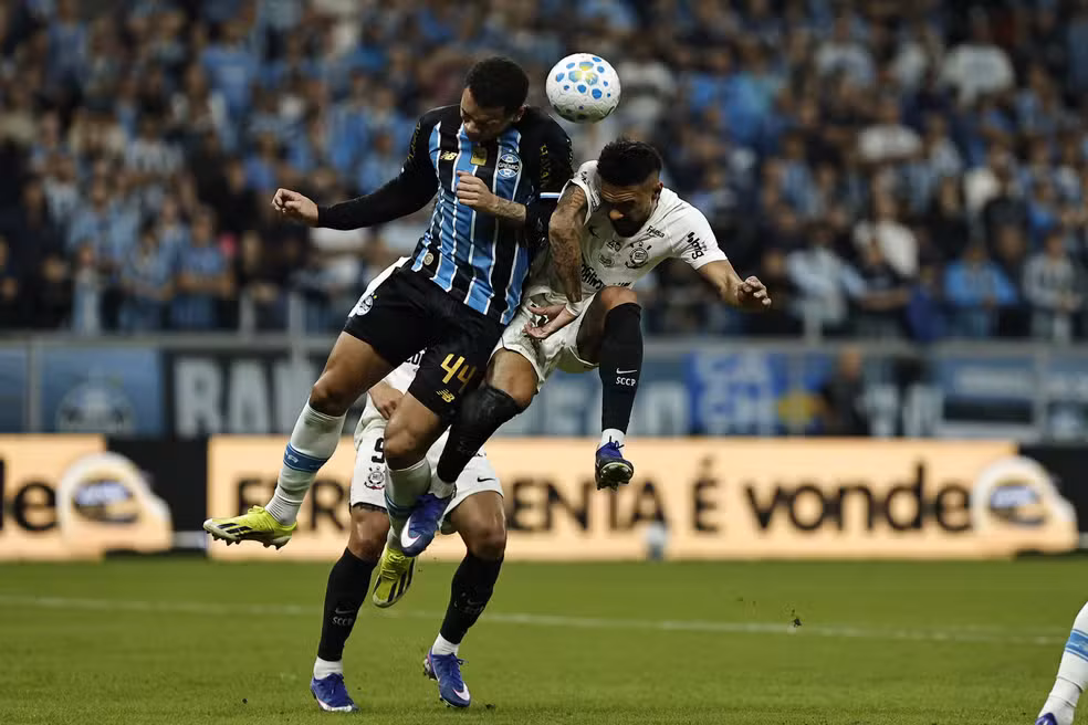 Corinthians reage após início turbulento e vence o Grêmio de virada em Porto Alegre