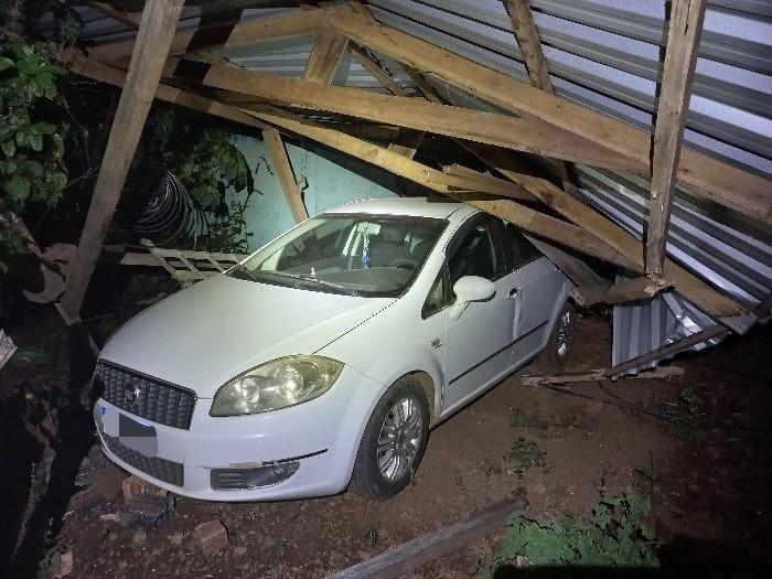 Após briga, homem derruba garagem com trator e ameaça esposa em Guarujá do Sul