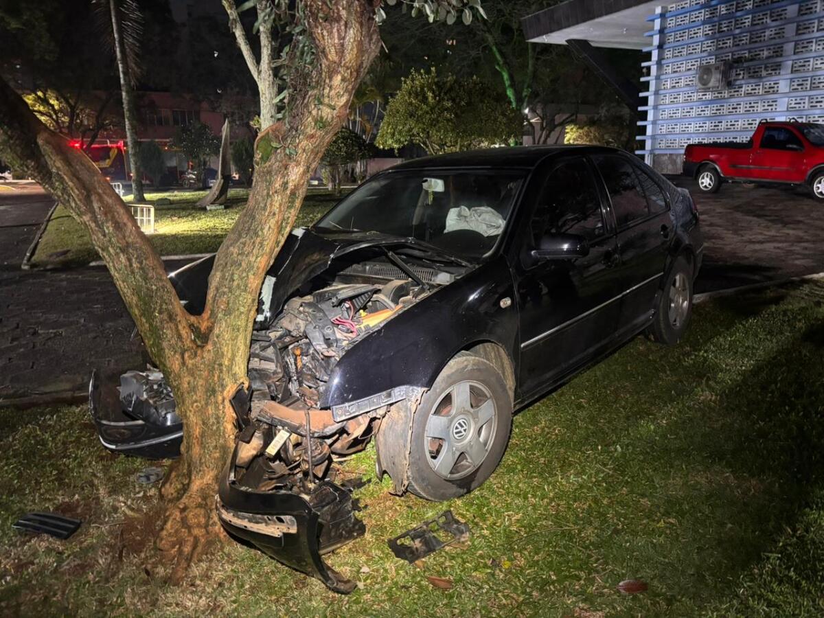 Homem fica ferido após colisão contra árvore no centro de São Miguel do Oeste