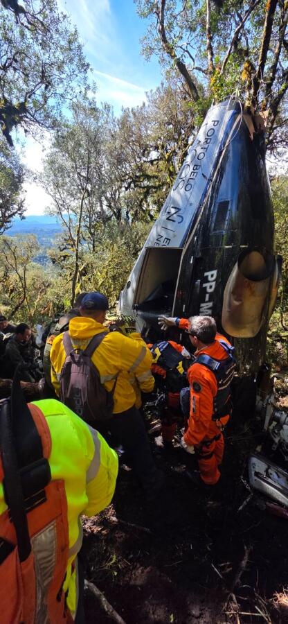 Bombeiros concluem retirada dos corpos de cinco vítimas de queda de helicóptero