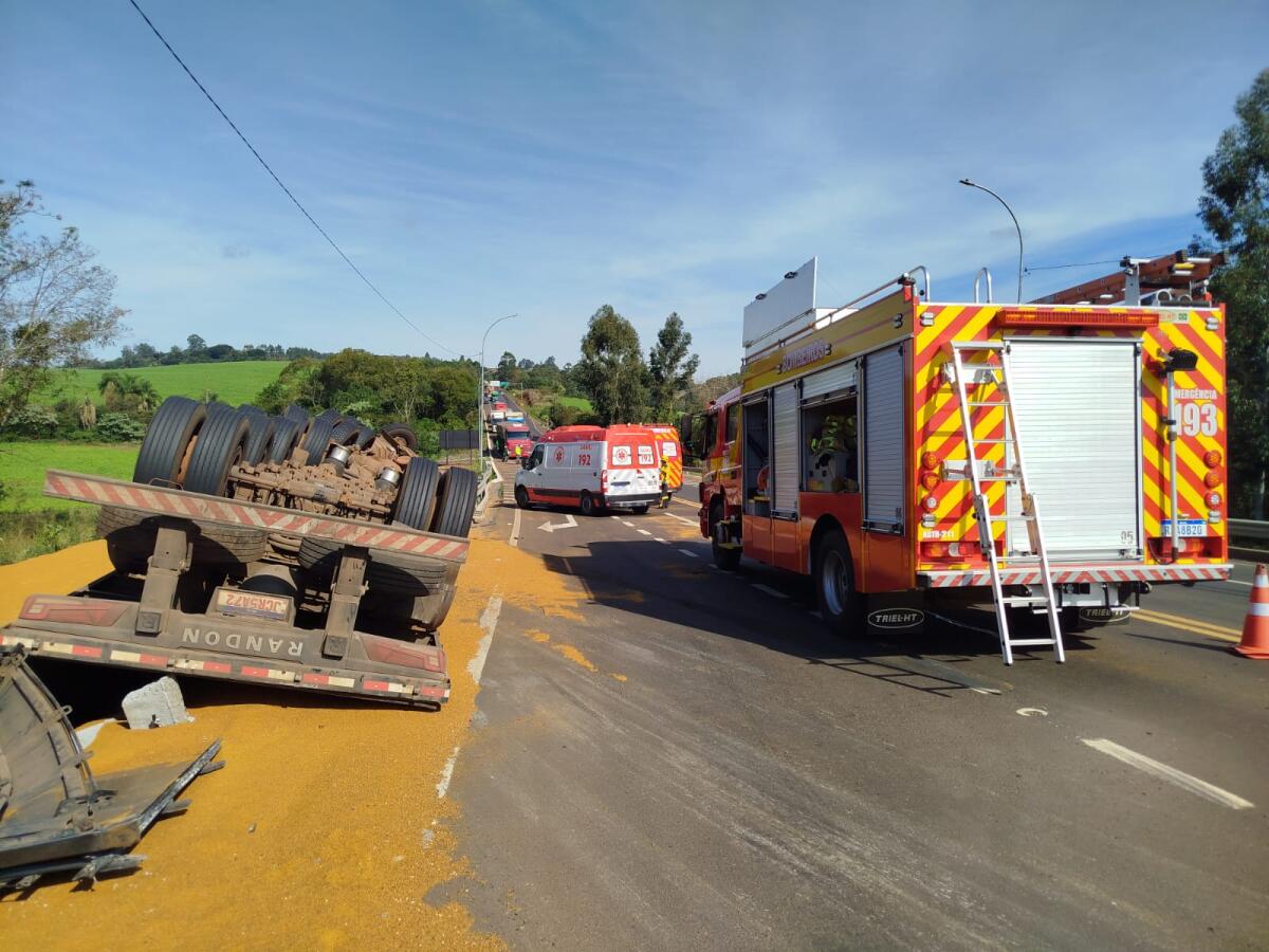 Mulher morre e motorista fica ferido ao caminhão tombar na BR-282