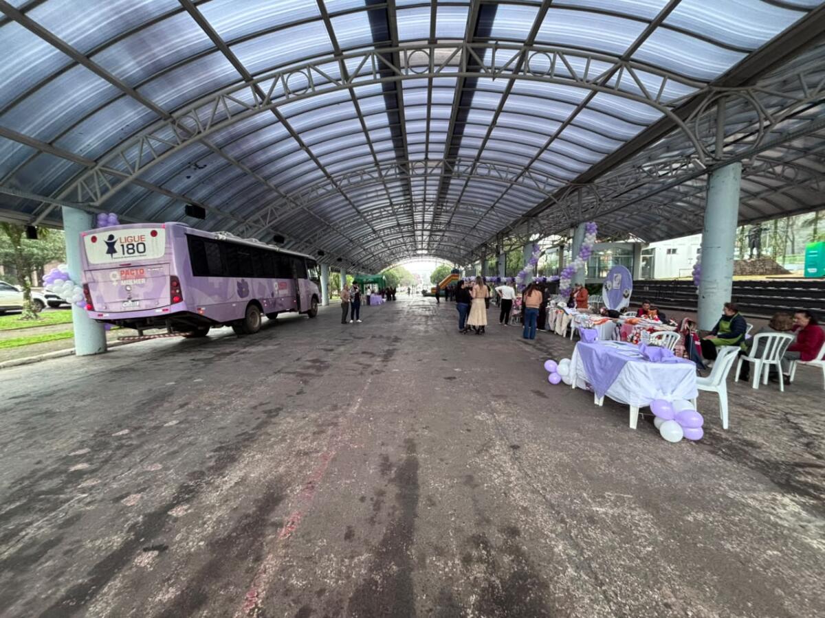 Ônibus Lilás leva orientação e serviços à Praça Central de São Miguel do Oeste