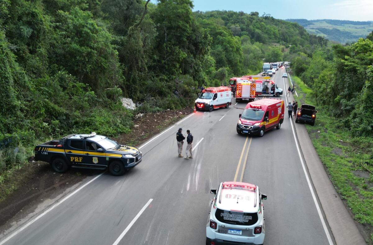 BR-282 é totalmente interditada após tombamento de carreta em Iraceminha