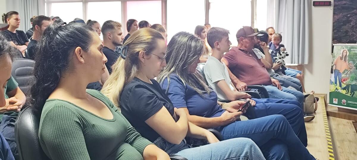 Reunião em São José do Cedro apresenta oportunidades do Crédito Fundiário para jovens agricultores