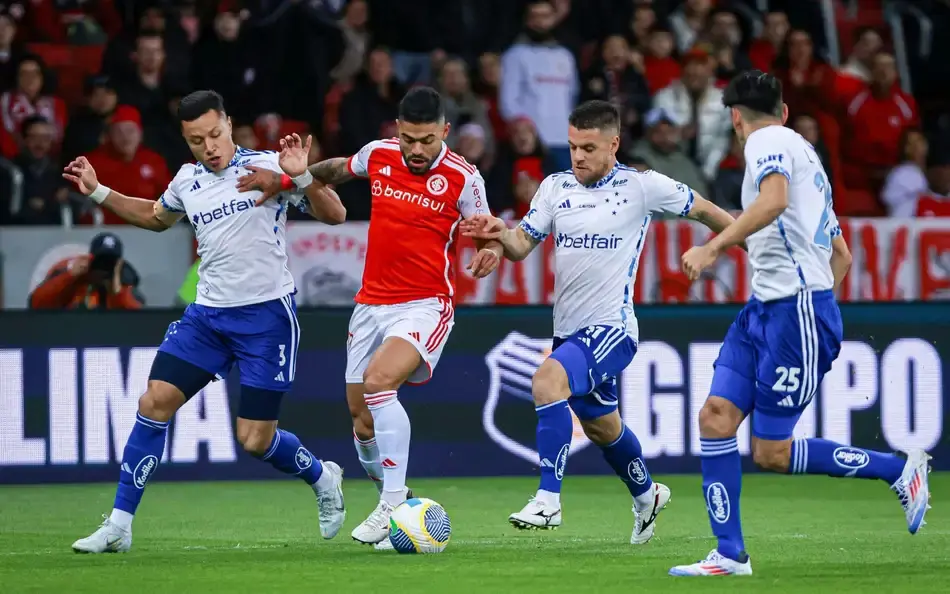 Inter reage no fim, mas acaba derrotado pelo Cruzeiro no Beira-Rio