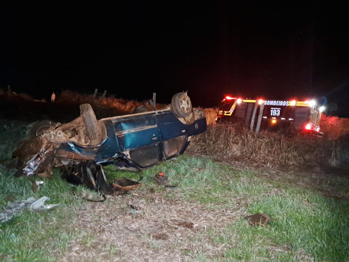 Casal fica ferido em saída de pista e capotamento na SC-305