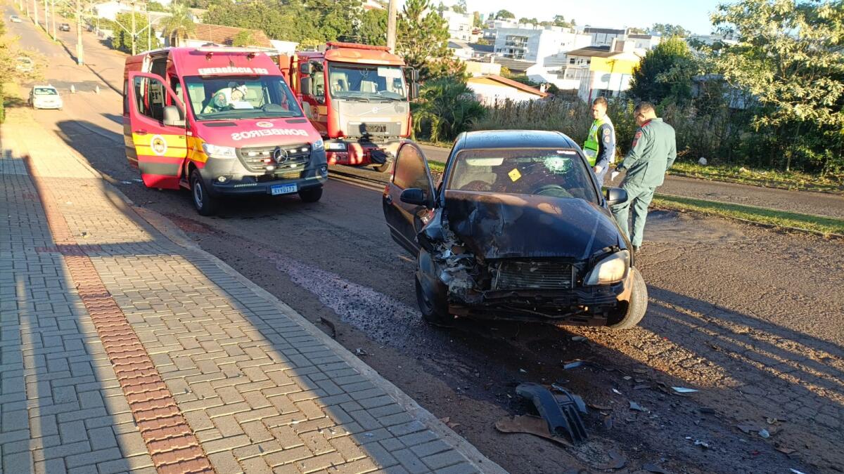 Mulher fica ferida em colisão entre dois carros no centro de Campo Erê