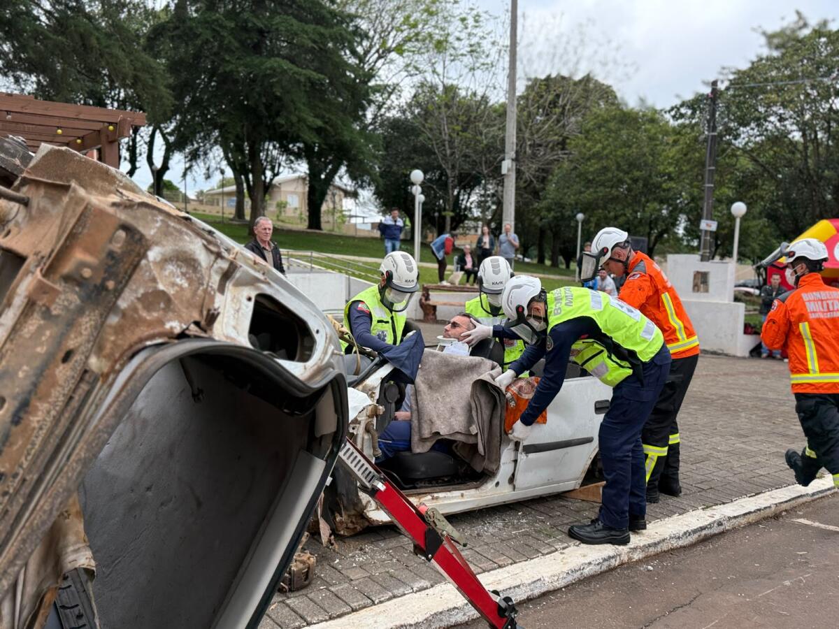 Corpo de Bombeiros realiza simulado de acidente de trânsito em Campo Erê