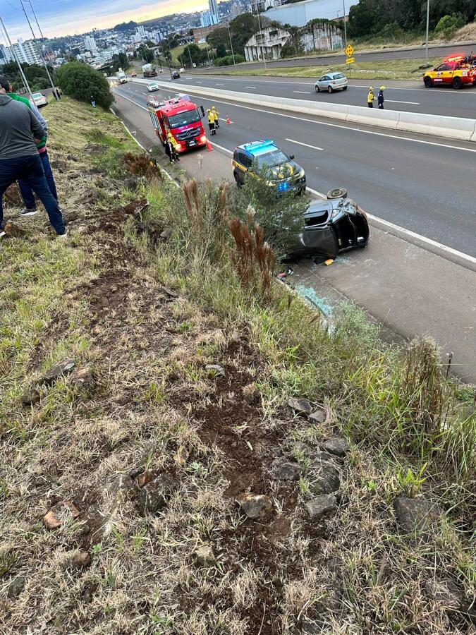 Motorista fica ferido após saída de pista seguida de capotamento na BR-282, em Xanxerê