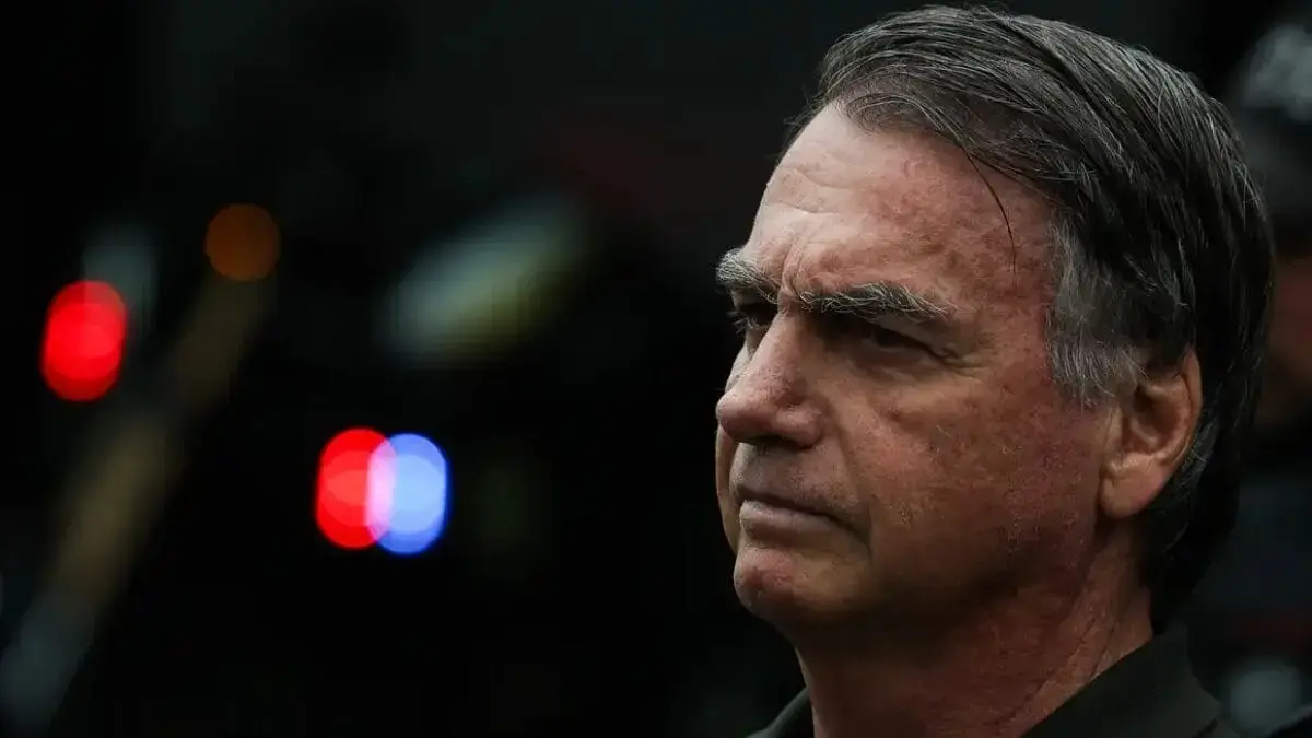 Carlos diz que Bolsonaro está “apagado”, com dificuldade para respirar e sob risco de queda