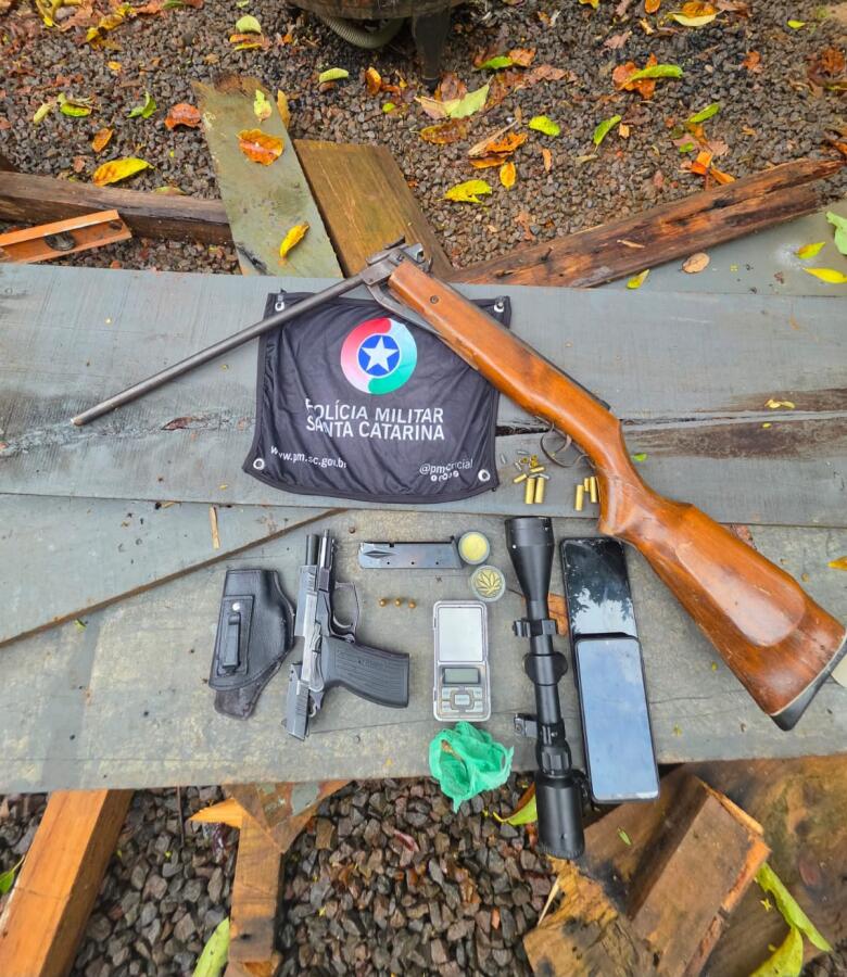 PM apreende armas e drogas e prende dois homens em Flor do Sertão