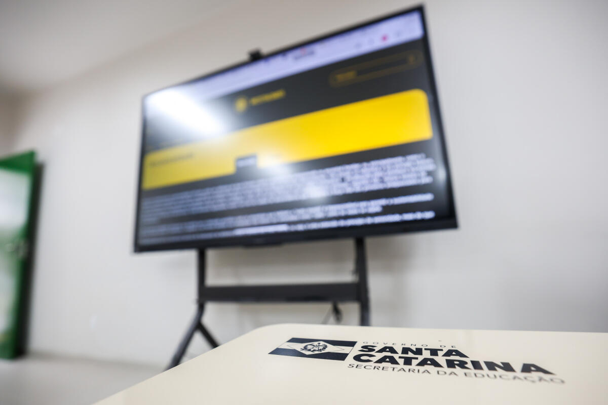 Governo de SC entrega 533 telas interativas para escolas estaduais