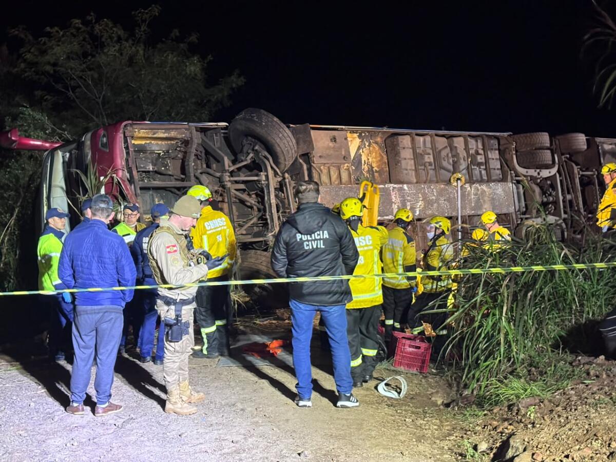 Identificadas mãe, filha e avó mortas em acidente com ônibus na SC-492