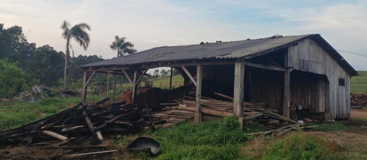 Incêndio danifica parte de galpão no interior de Itapiranga