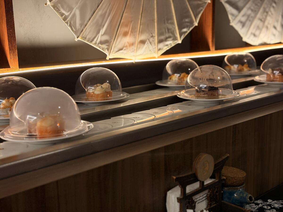 Togai Sushi inova com rodízio em esteira de 12 metros