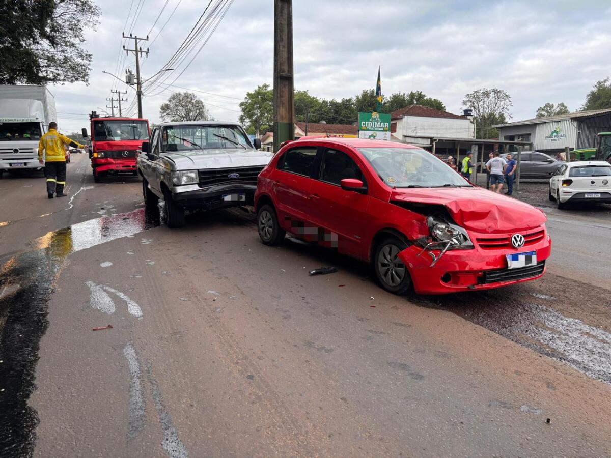 Engavetamento com cinco veículos deixa três feridos na Willy Barth, em SMO
