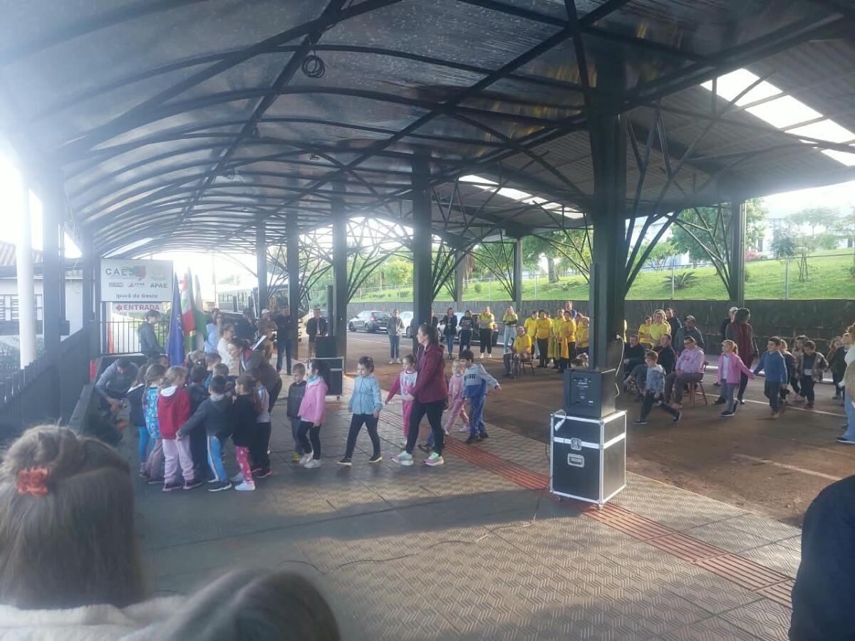 Iporã do Oeste abre programação da Semana da Pátria com apresentações artísticas na rua coberta