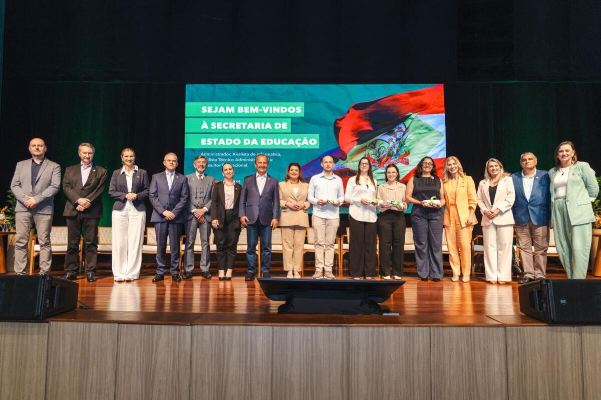 Educação de SC empossa 92 novos servidores para cargos administrativos e técnicos