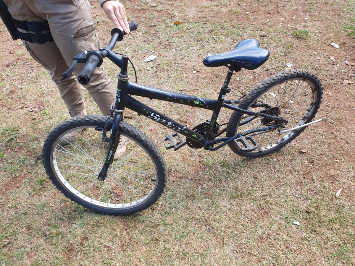 PM recupera bicicleta abandonada em área de mata no centro de Dionísio Cerqueira