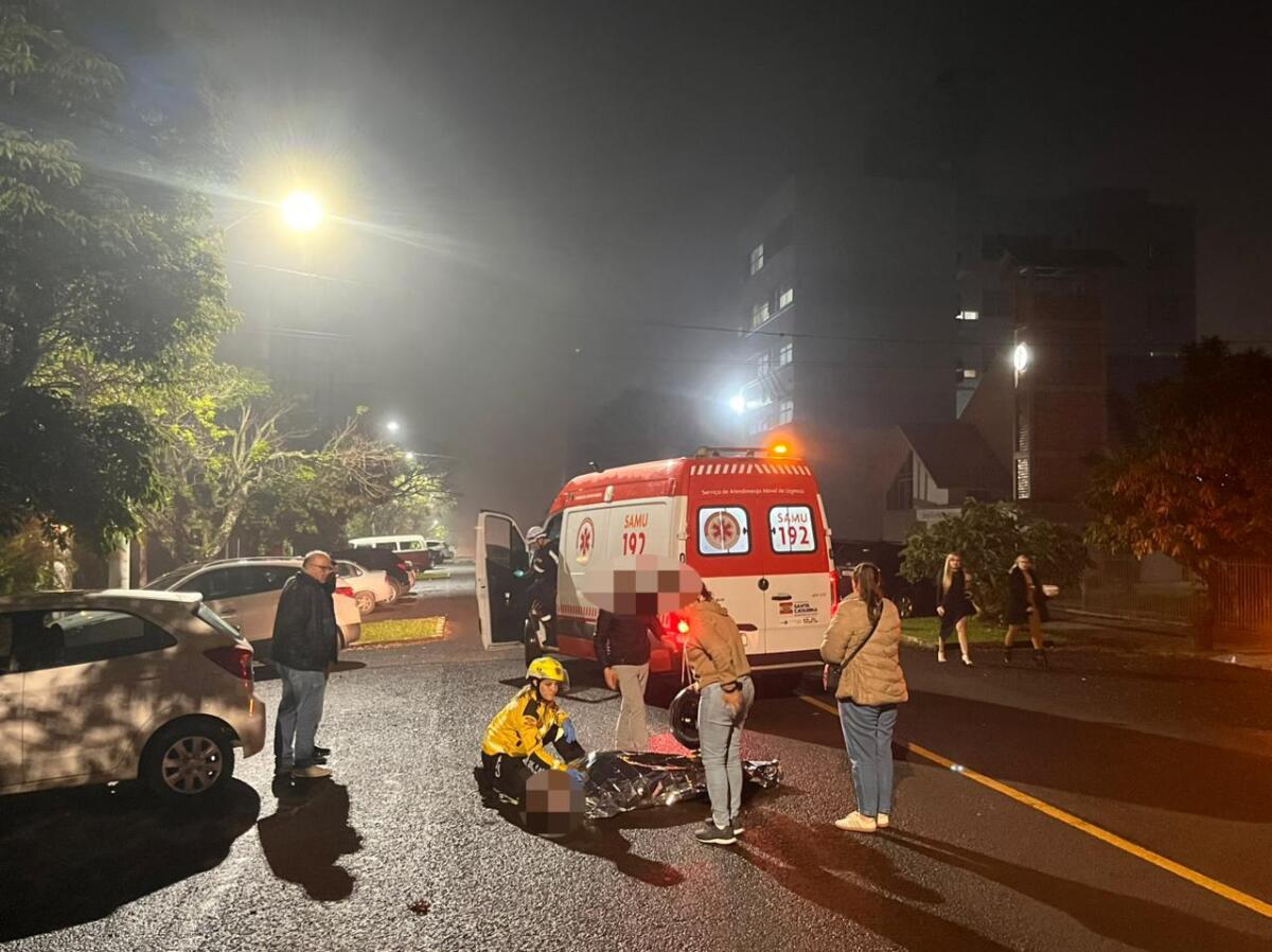 Mulher fica ferida após ser atropelada na faixa de pedestres no Centro de São Miguel do Oeste