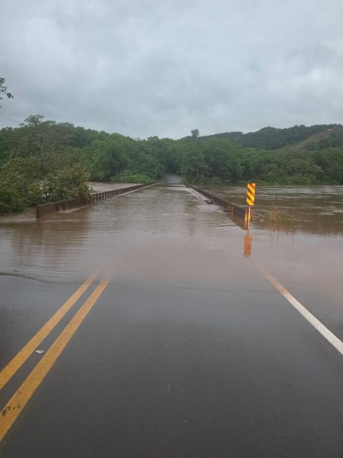 Ponte sobre o Rio Sargento está submersa e eleitores devem buscar rotas alternativas