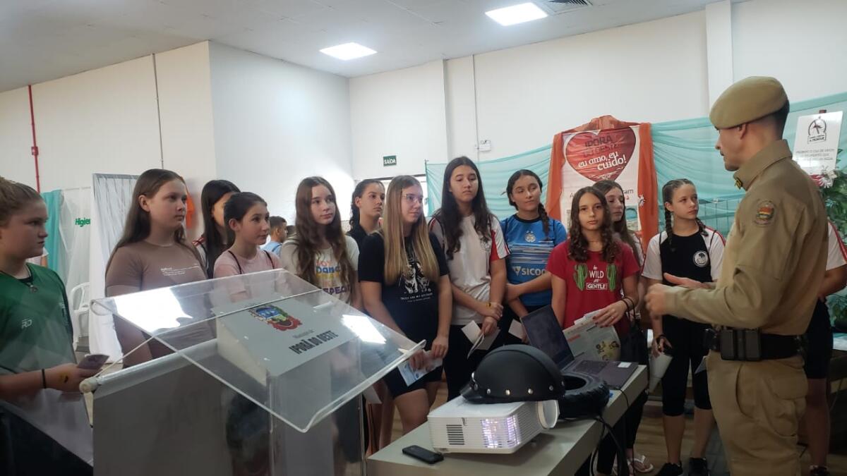 Estudantes de Iporã do Oeste participam de Feira Intersetorial com foco em prevenção e saúde escolar