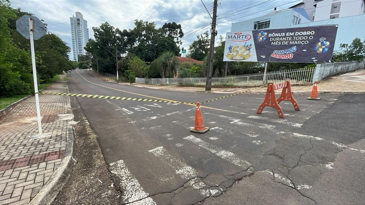 Trecho de rua é liberado após avaliação, mas calçada segue interditada em SMO