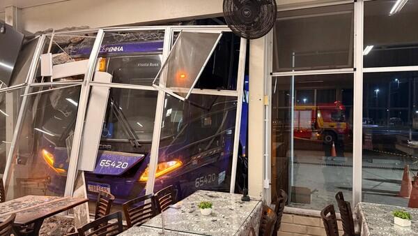 Ônibus invade restaurante e mata gerente em Papanduva