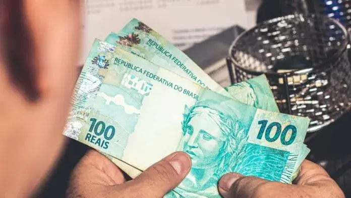 Salário mínimo pode chegar a R$ 1.741 em 2027 e reajustar benefícios do INSS