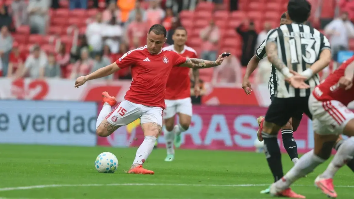Internacional vence o Botafogo por 3 a 0 e deixa a zona de rebaixamento do Brasileirão