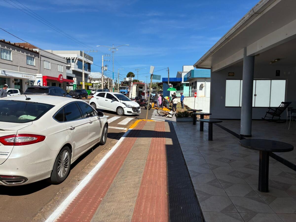 Colisão, entre carro e moto, deixa homem ferido no centro de Iporã do Oeste