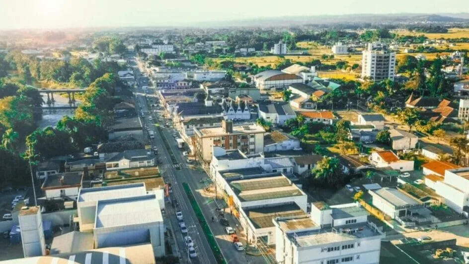 Homem é condenado a mais de 116 anos por matar ex-companheira e enteado de 8 anos