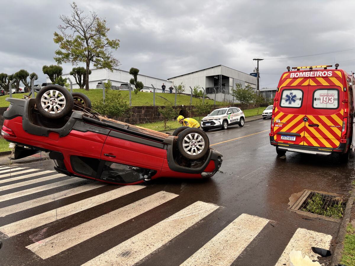 Strada capota em cruzamento do bairro Jardim Peperi em São Miguel do Oeste