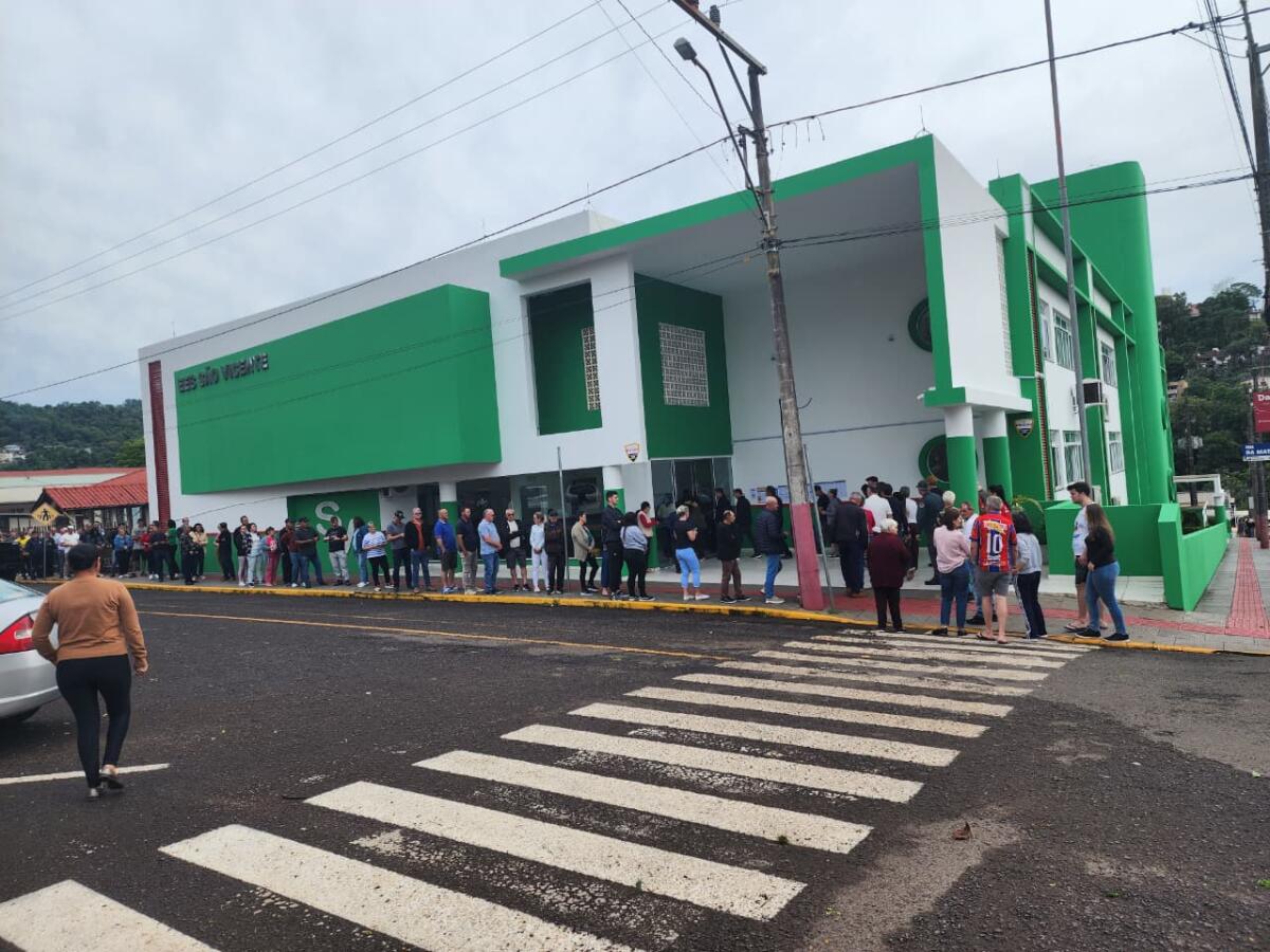Votação inicia com filas nos maiores colégios eleitorais de Itapiranga