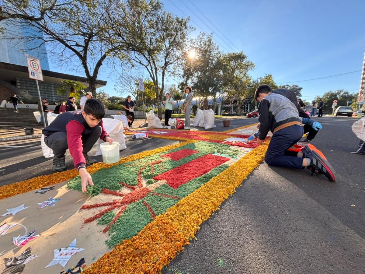 Tapete de Corpus Christi mobiliza mais de 50 voluntários em São Miguel do Oeste