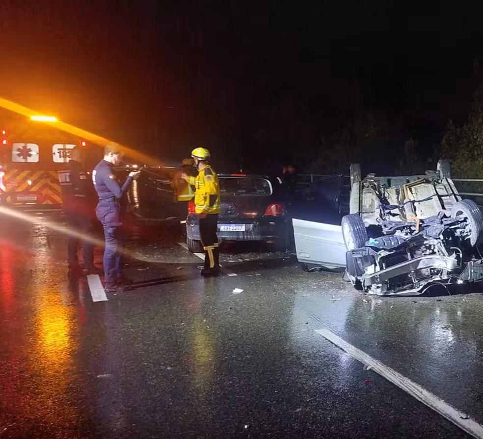 Dois jovens de 18 anos morrem em colisão entre carros em Blumenau