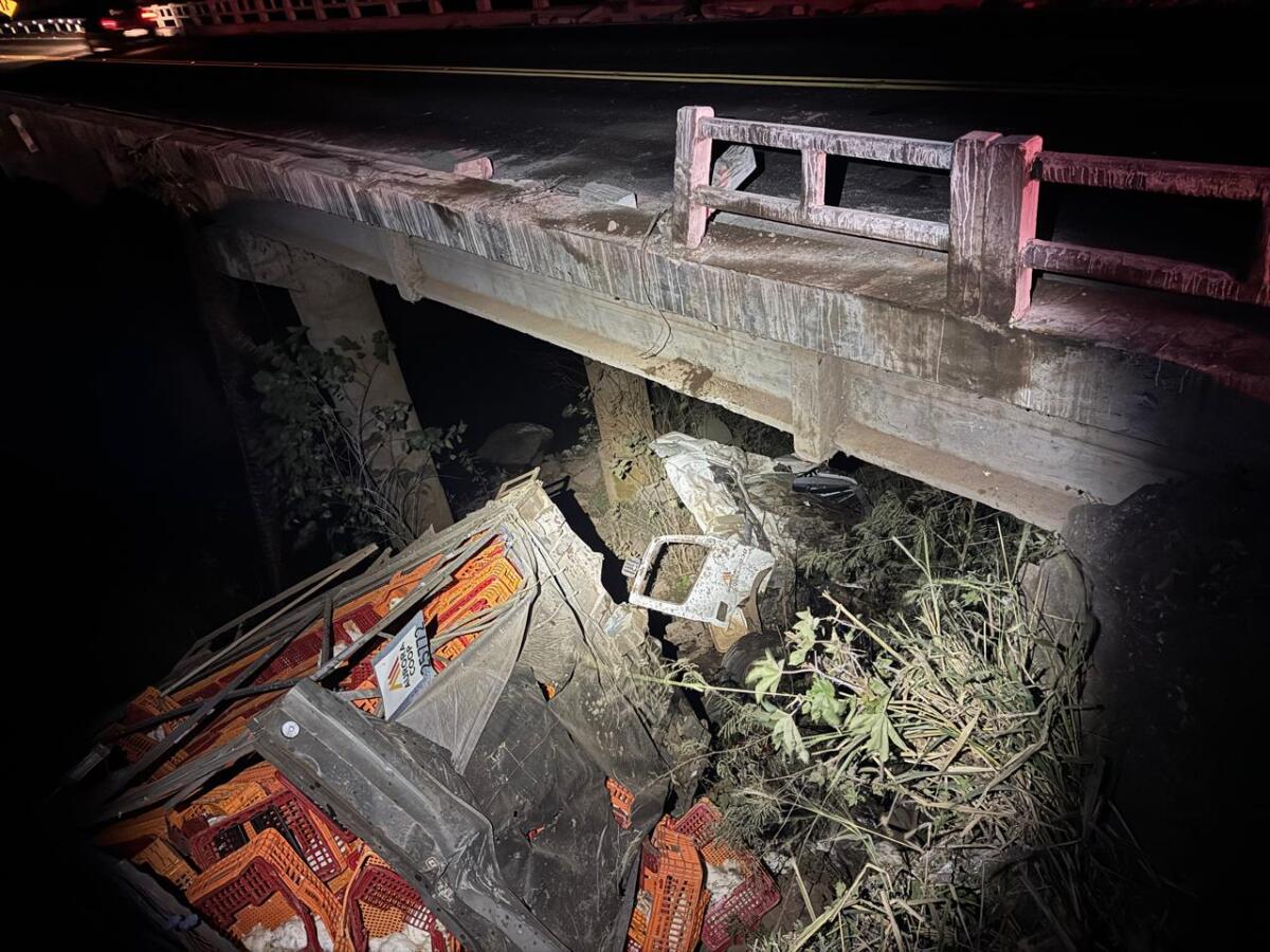 Caminhão carregado com frangos sai da pista e tomba em ponte na SC-283