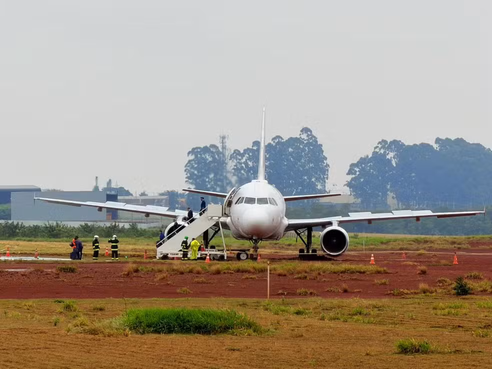 Avião da Latam sai da pista após pouso no Aeroporto de Cascavel