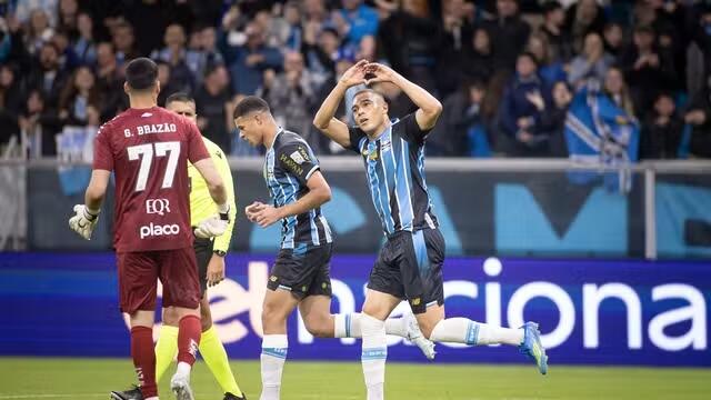 Grêmio vence de virada e empurra o Santos para a zona de rebaixamento