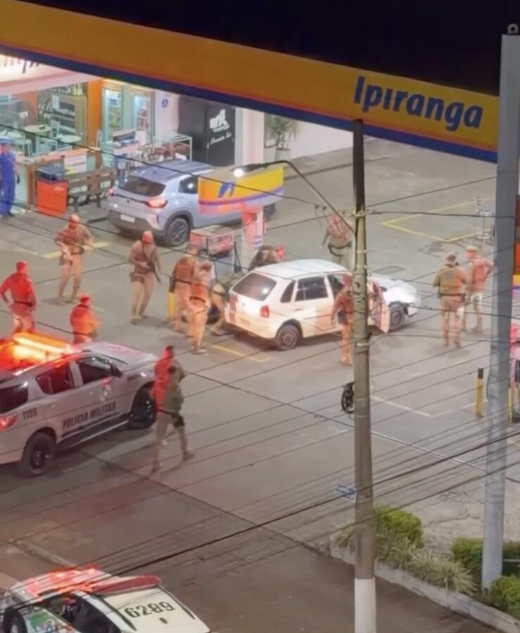 Motorista foge da PM, tenta atropelar policiais e só para após ficar sem pneus