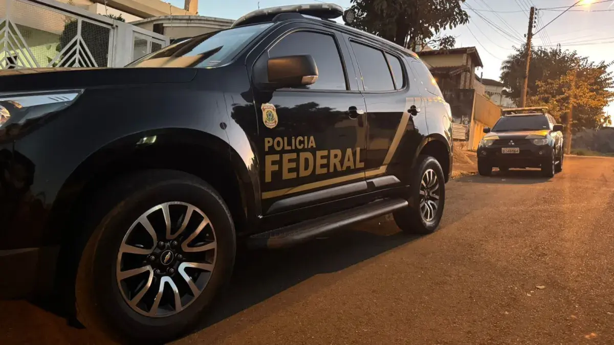 PF cumpre mandados contra Mario Frias e empresária ligada a filme sobre Bolsonaro