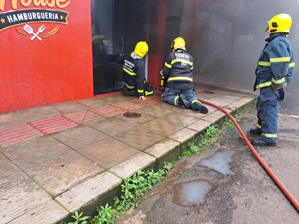 Incêndio atinge hamburgueria no centro de Itapiranga