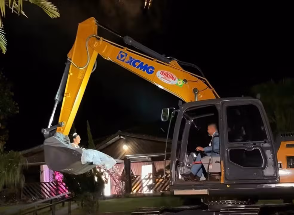 Noiva chega a casamento dentro de concha de escavadeira em SC