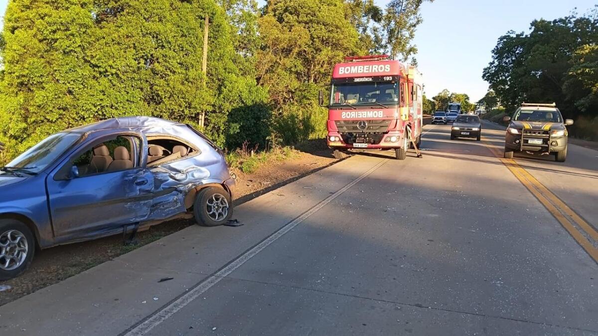 Colisão entre carreta e Celta deixa duas pessoas feridas na BR-163, em Guaraciaba